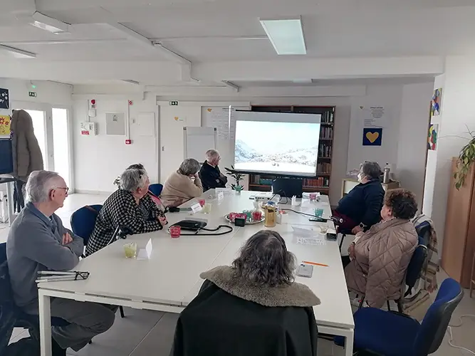 “Conversa puxa conversa” “Grupos Terapêuticos em parceria com”