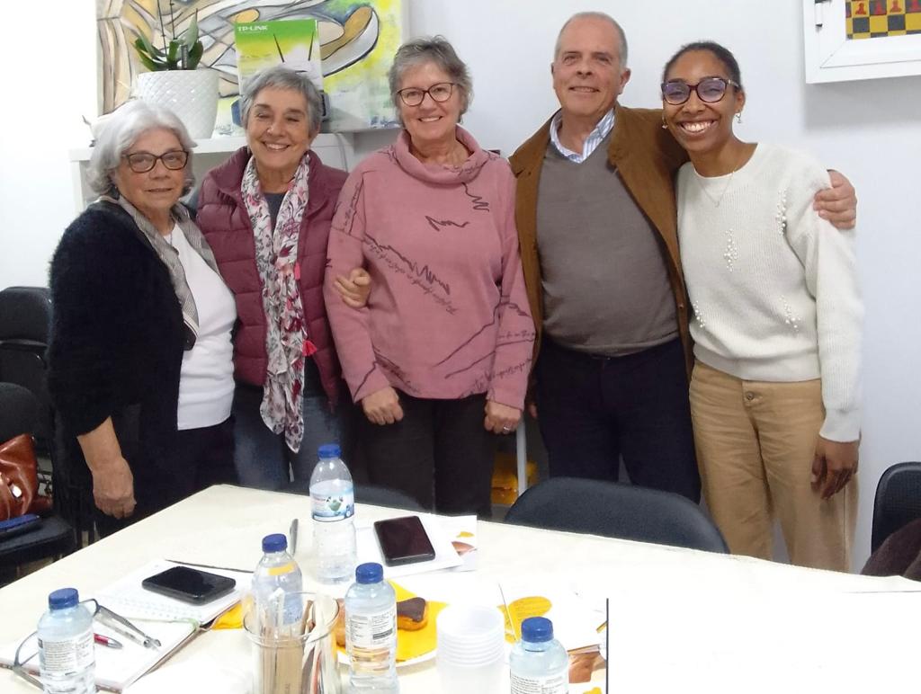 Dia ço, na reunião mensal dos voluntários do Coração Amarelo da Amadora a voluntária Antónia Ferreira falou de Comunicação Compassiva.Um tema muito importante para desenvolver a nossa presença como voluntários e como Ser em Comunidade!