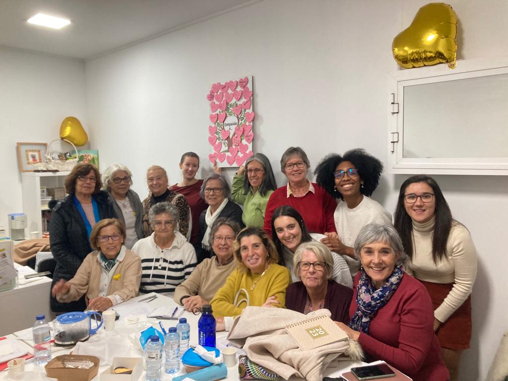 Dia ço, na reunião mensal dos voluntários do Coração Amarelo da Amadora a voluntária Antónia Ferreira falou de Comunicação Compassiva.Um tema muito importante para desenvolver a nossa presença como voluntários e como Ser em Comunidade!