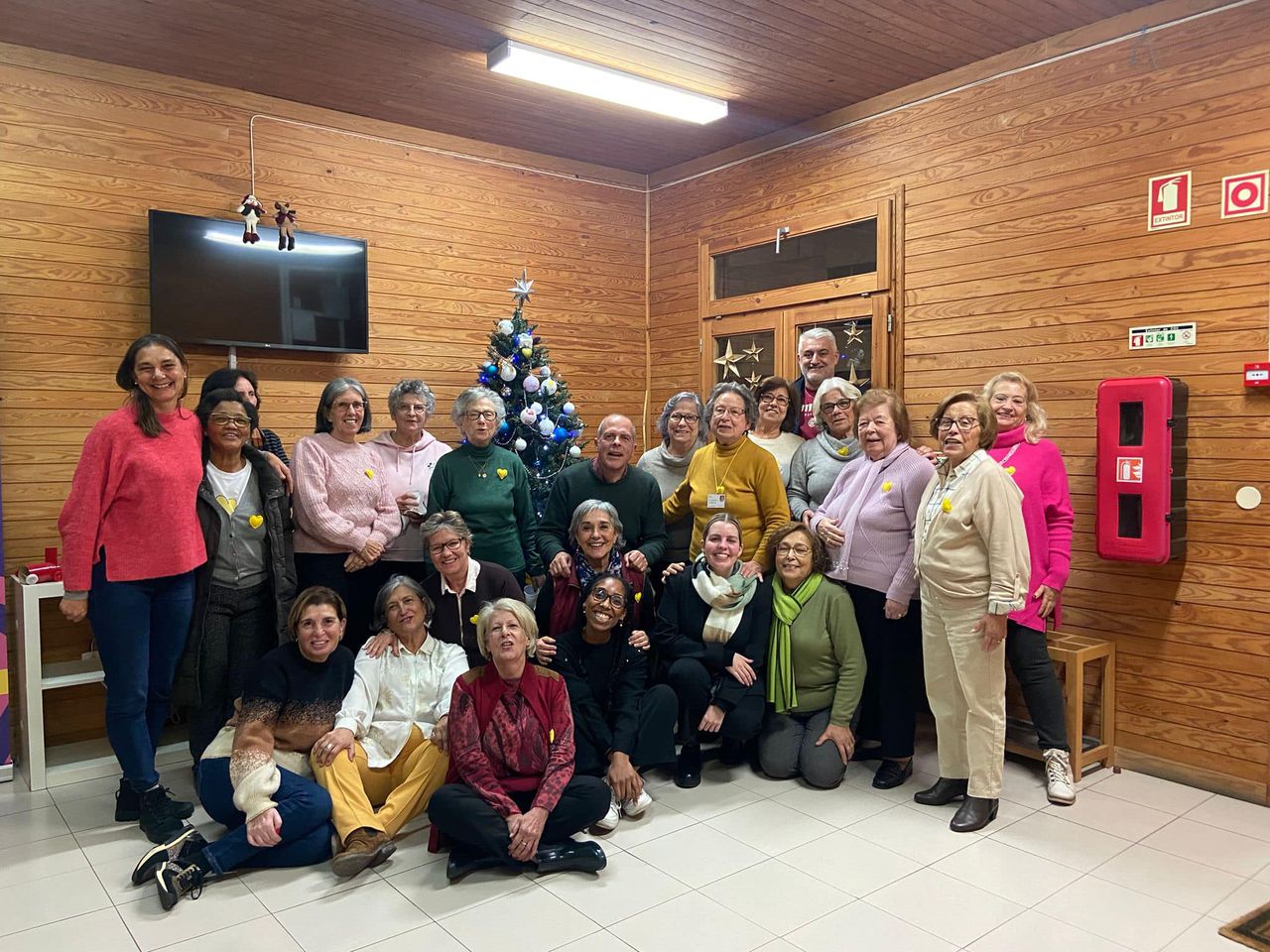 Dia ço, na reunião mensal dos voluntários do Coração Amarelo da Amadora a voluntária Antónia Ferreira falou de Comunicação Compassiva.Um tema muito importante para desenvolver a nossa presença como voluntários e como Ser em Comunidade!