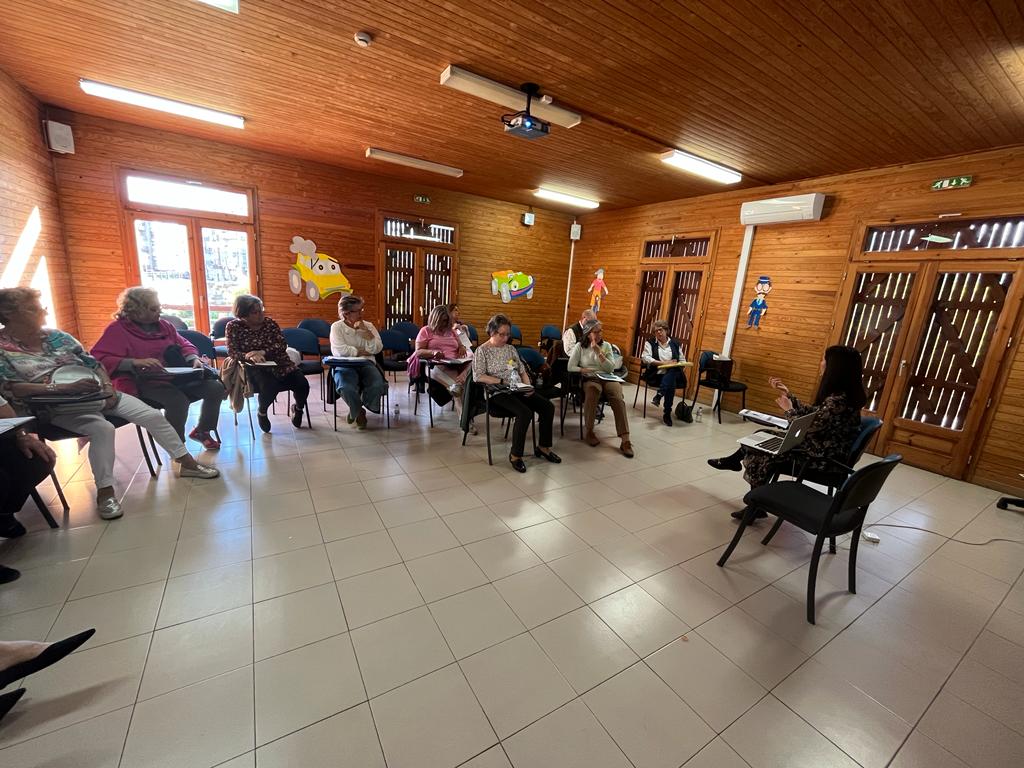 Dia ço, na reunião mensal dos voluntários do Coração Amarelo da Amadora a voluntária Antónia Ferreira falou de Comunicação Compassiva.Um tema muito importante para desenvolver a nossa presença como voluntários e como Ser em Comunidade!