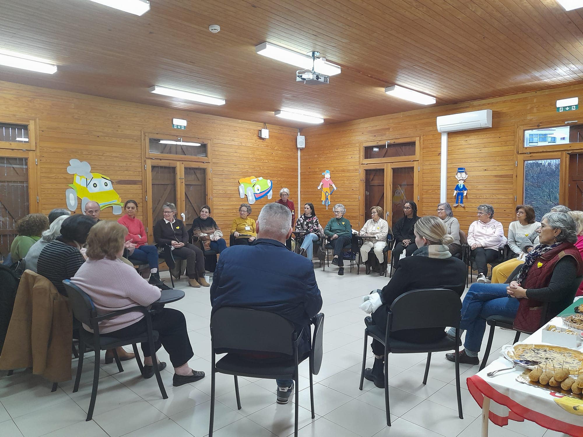 Dia ço, na reunião mensal dos voluntários do Coração Amarelo da Amadora a voluntária Antónia Ferreira falou de Comunicação Compassiva.Um tema muito importante para desenvolver a nossa presença como voluntários e como Ser em Comunidade!