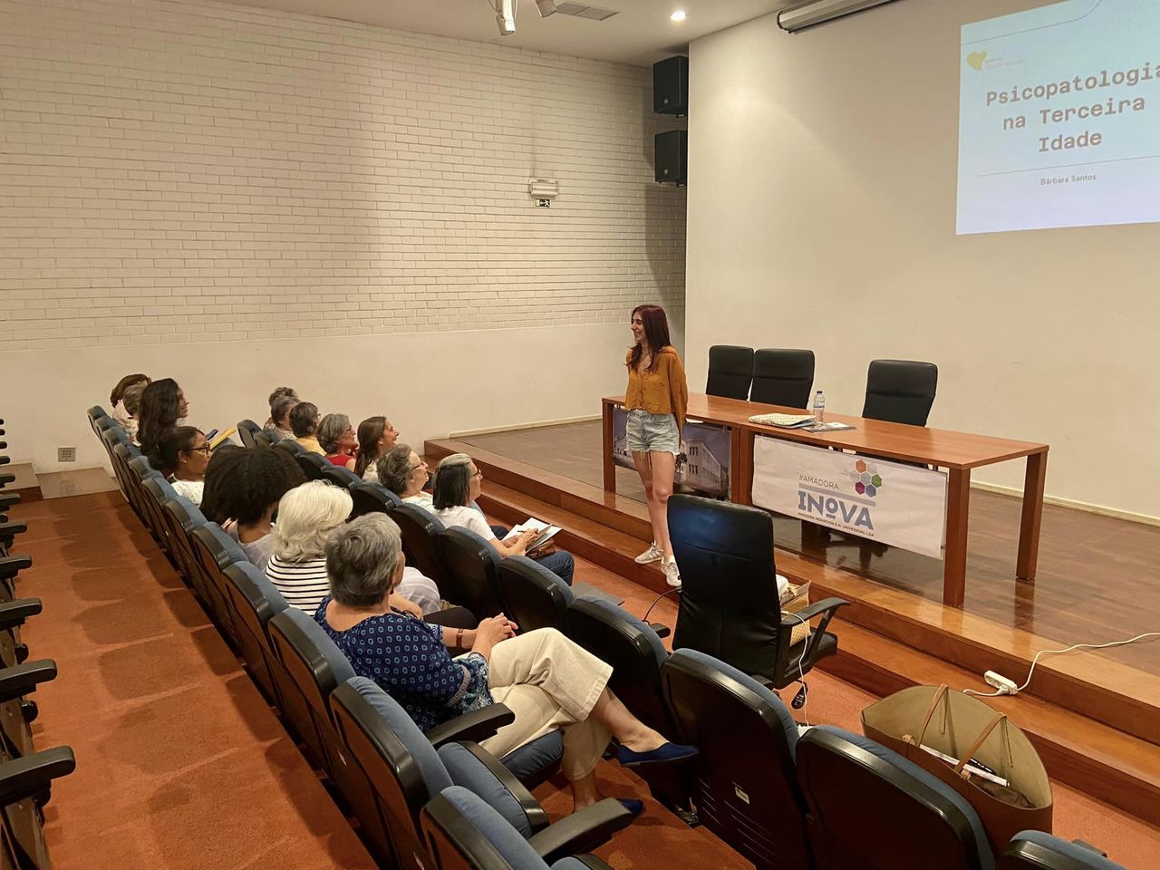 Dia ço, na reunião mensal dos voluntários do Coração Amarelo da Amadora a voluntária Antónia Ferreira falou de Comunicação Compassiva.Um tema muito importante para desenvolver a nossa presença como voluntários e como Ser em Comunidade!