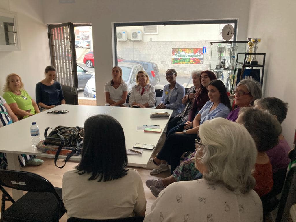 Dia ço, na reunião mensal dos voluntários do Coração Amarelo da Amadora a voluntária Antónia Ferreira falou de Comunicação Compassiva.Um tema muito importante para desenvolver a nossa presença como voluntários e como Ser em Comunidade!