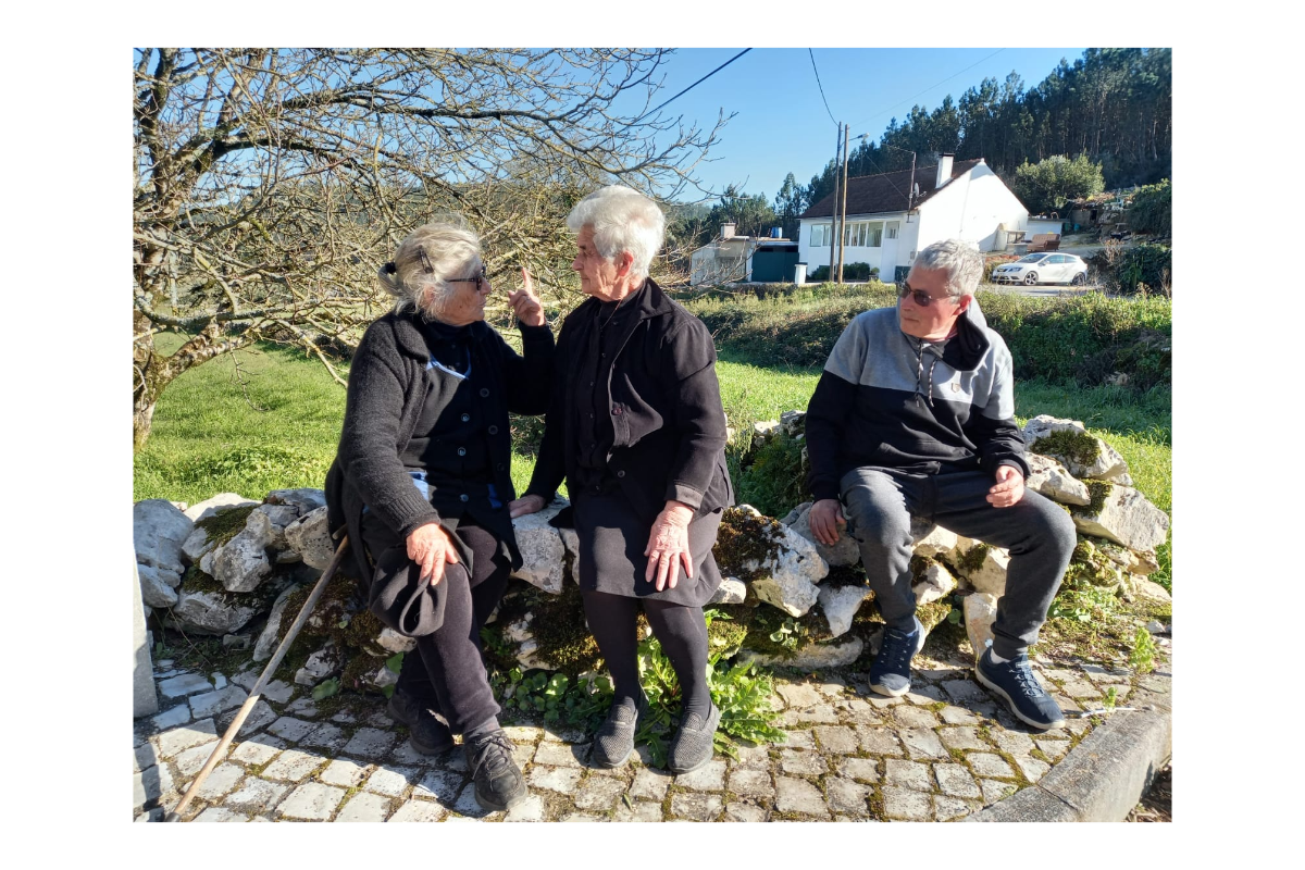 Neste momento estamos a visitar idosos de Porto de Mós em parceria com alunos do