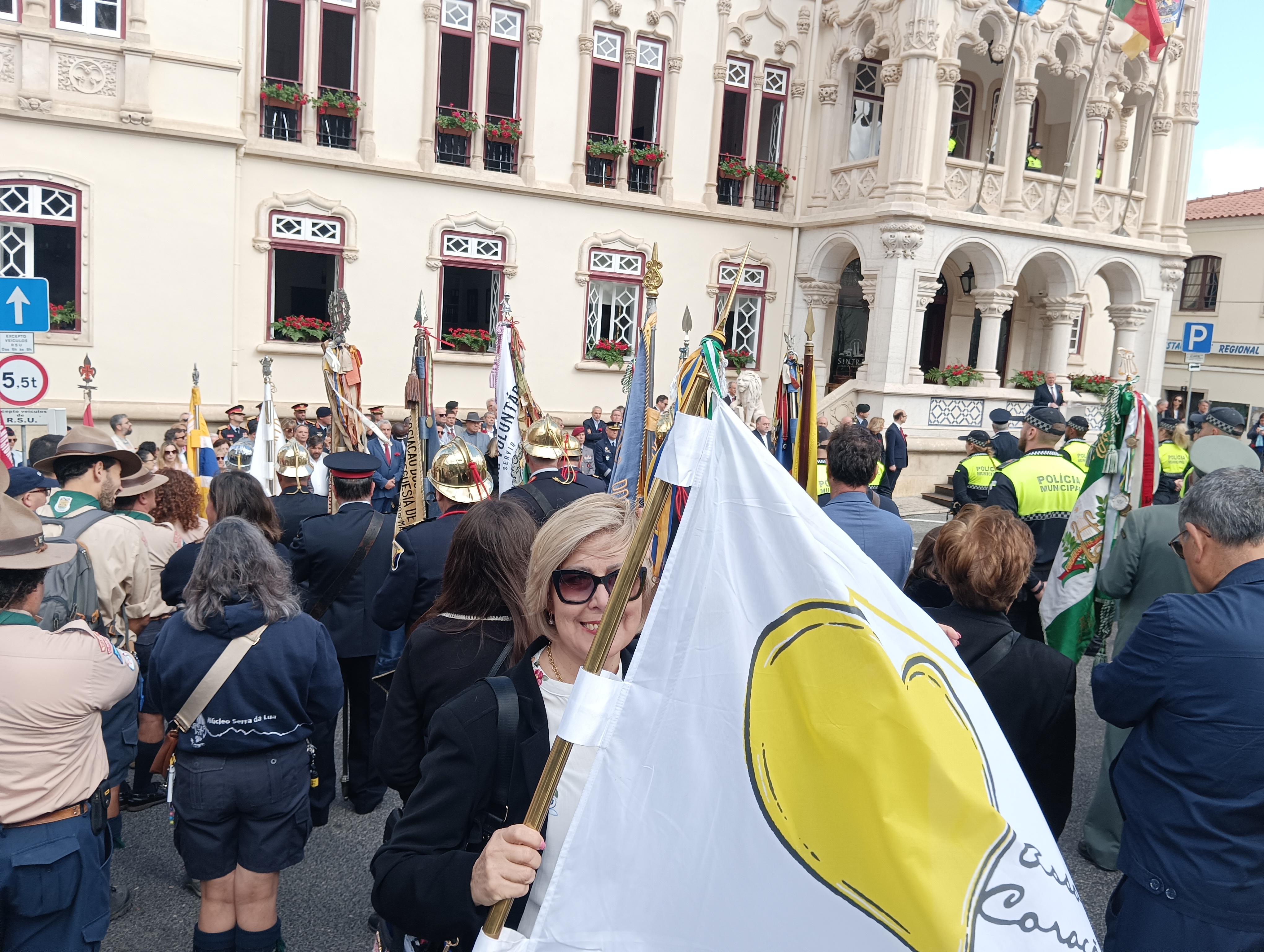 Espetáculo musical no Centro Cultural Olga Cadaval com Paulo de Carvalho inserido no programa ” Os dias da idade” no dia  com a presença do Coração Amarelo.” Bela tarde” foi ouvido em uníssono pelos nossos utentes.